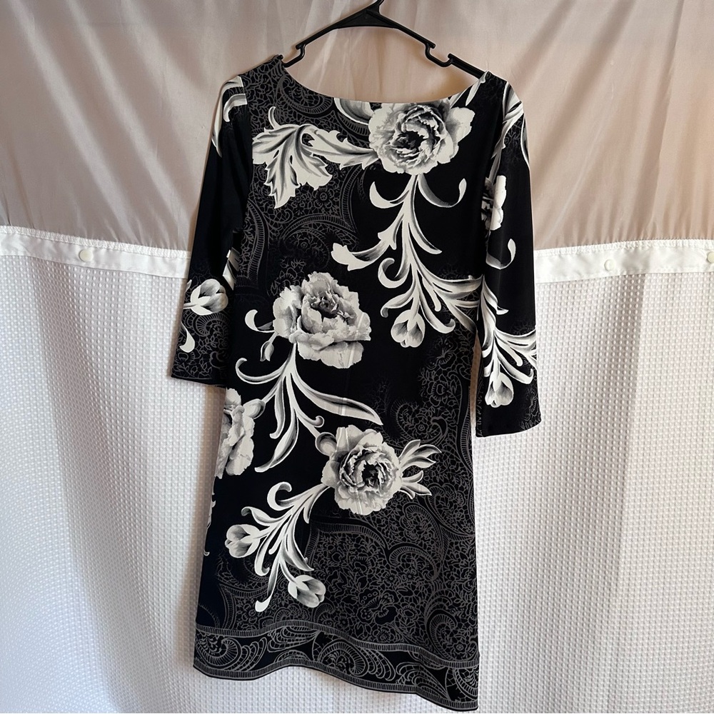 White House Black Market floral dress. Size small with 3/4 sleeves.